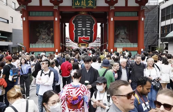 코로나19 규제 철폐로 외국인 관광객들로 붐비고 있는 도쿄 아사쿠사(浅草)의 카니나리몬(雷門)앞 모습. 사진=닛케이 캡처