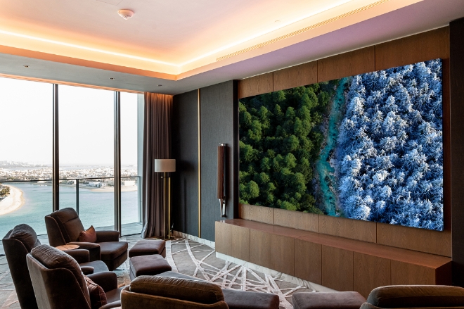 아랍에미리트(UAE) 두바이에 위치한 초호화 호텔&리조트 '아틀란티스 더 로열' 최상위 객실 로열 맨션에 삼성전자의 마이크로LED TV '더월'이 설치되어 있다. 사진=삼성전자