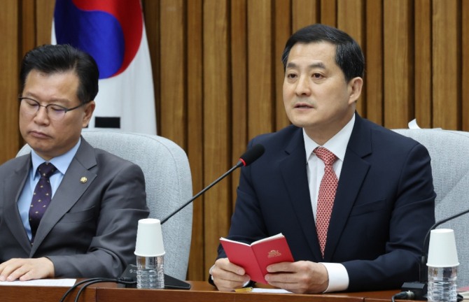 국민의힘 박대출 정책위의장(오른쪽)이 지난 2일 서울 여의도 국회에서 열린 원내대책회의에서 정승일 한전 사장의 사퇴를 촉구하고 있다. 사진=연합뉴스 