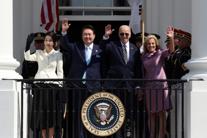 윤석열 대통령과 조 바이든 미국 대통령이 26일(현지시간) 워싱턴DC 백악관에서 공식 환영식을 하고 있다. 사진=뉴시스