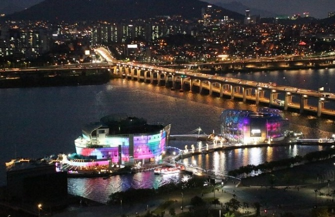 서울주택도시공사는 세빛섬 내 가장 큰 섬인 가빛섬의 야외 공간 4·5층을 시민에 전면 개방했다. 사진은 세빛섬 야경. 사진=SH공사 