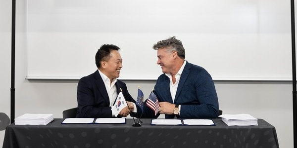 최윤호 삼성SDI 대표이사 사장(왼쪽)과 카를로스 타바레스 스텔란티스 CEO가 지난해 5월24일 인디애나주 코코모에서 합작공장 투자를 발표하며 기념촬영을 하고 있다. 사진=삼성SDI