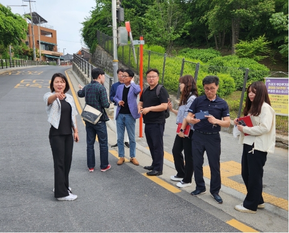 이은림 서울시의원(좌측) 현장을 방문 보행로를 확인하고 있다