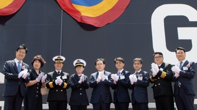 한국가스공사는 5월 10일 현대중공업 울산조선소에서 LNG 벙커링 전용선 ‘BLUE WHALE’에 대한 명명식을 개최했다. 이창양(왼쪽에서 다섯 번째) 산업통상자원부 장관,  최연혜(네 번째) 가스공사 사장