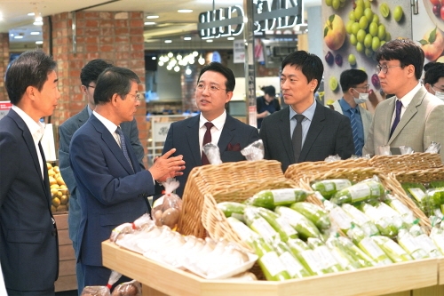 10일 윤성대 이랜드리테일 대표(왼쪽부터 세 번째) 와 이랜드킴스클럽 김준수 대표가 김진의 일산농협 조합장, 권지선 고양시 기술센터 소장과 함께 이랜드킴스클럽 일산점의 로컬푸드 매장을 둘러보고 있다. 사진=이랜드그룹.