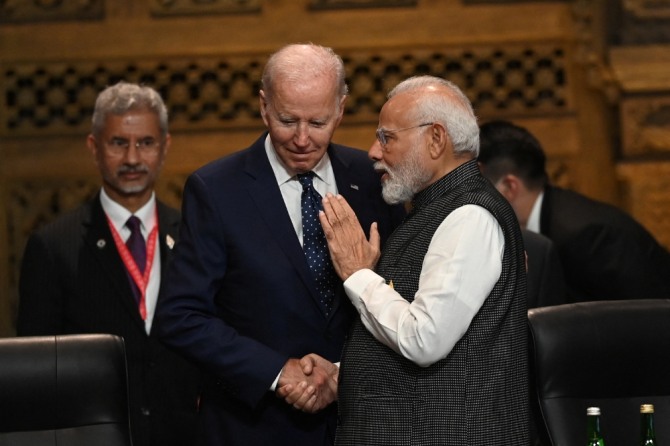 인도의 모디 총리(오른쪽)가 G20 정상회의에서 바이든 미국 대통령과 이야기를 나누고 있다. 사진=로이터