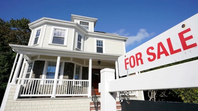 높은 모기지로 인해 미국 주택 보유자들이 새로운 주택으로 갈아타기를 꺼리고 있다. 