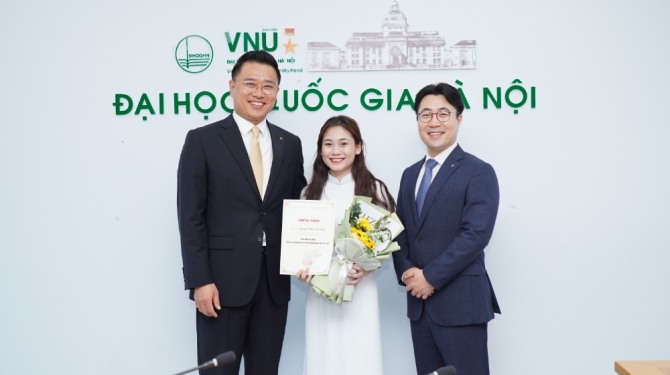 지난 10일 VNU의 Hoa Lac 캠퍼스에서 열린 'KBSV 젊은 과학자 양성을 위한 장학금' 수여식에서 전문철 KB증권 베트남 현지법인장(왼쪽)이 우수학생에게 장학금을 수여하며 기념 촬영을 하고 있다. 사진=KB증권