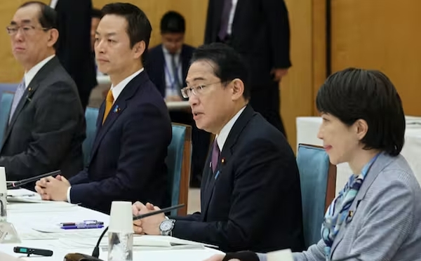 'AI 전략회의' 첫모임을 주재하는 기시다 후미오 일본 총리(오른쪽 두번째) 사진=닛케이 캡처