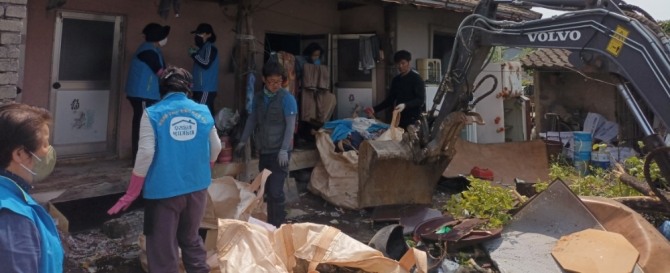 함평군 나산면 우리동네 복지기동대가 지난 11일 저장 강박이 의심되는 독거 노인 가구를 찾아 주거환경 개선 서비스를 제공했다. / 전남 함평군=제공