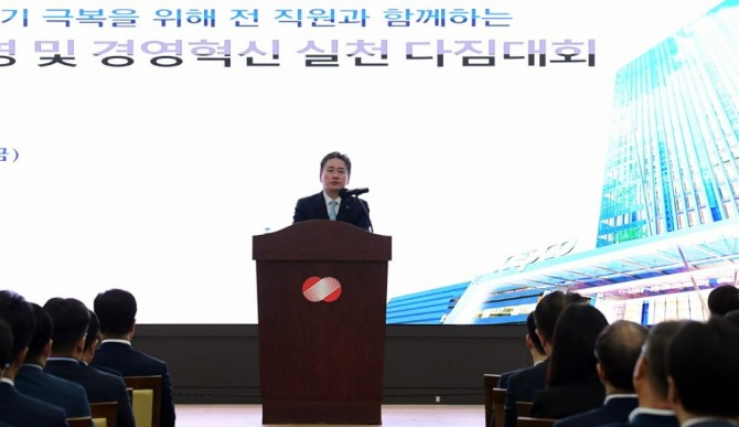 정 사장이 본사에서 25조원이 넘는 재정건전화계획을 비롯해 사상 최대규모의 자구안을 발표하는 모습. 사진=한국전력