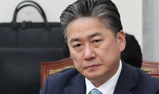 여당으로부터 사퇴압력을 받아온 정승일 사장이 임기를 1년여 앞두고 전격 사퇴했다.사진은 정 사장이 본사에서 25조원이 넘는 재정건전화계획을 비롯해 사상 최대규모의 자구안을 발표하는 모습. 사진=한국전력