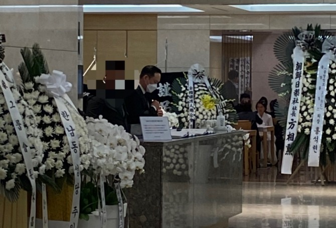 허영인 SPC그룹 회장 허진수 SPC 사장이 조문객에게 답례 인사를 하고 있다. 사진=송수연 기자