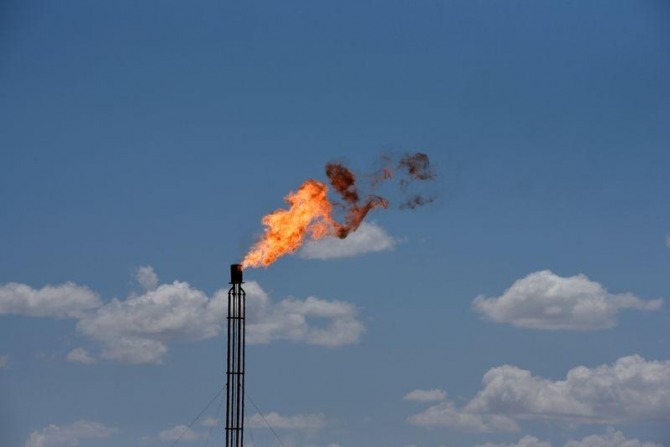 미국 텍사스 주에서 원유 생산 과정에서 발생하는 플레어 가스를 태우고 있다. 사진=로이터