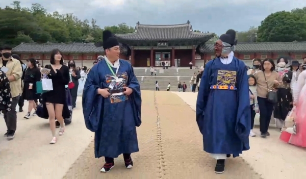 버추얼 유튜버 향아치(오른쪽)가 서울역사박물관과 오프라인 합방, 경희궁을 탐방하고 있다. 사진=향아치 공식 트위치