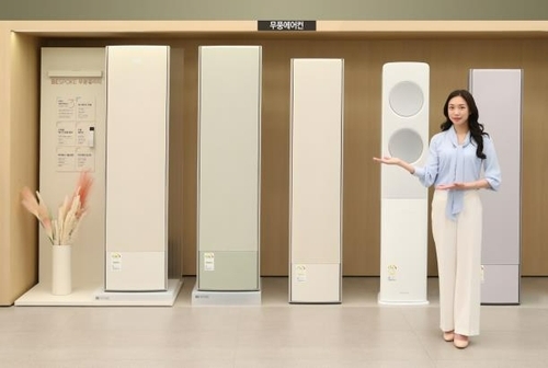 삼성전자 모델이 서울 대치동에 위치한 삼성스토어 대치점에서 무풍에어컨을 소개하고 있다. 사진=연합뉴스/삼성전자 제공