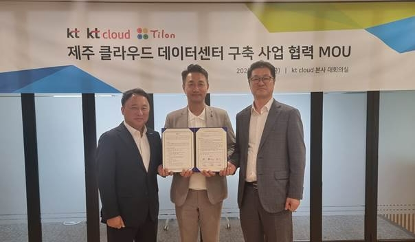 (왼쪽부터)최용호 틸론 사장, 김주성 KT클라우드 고객담당 상무, 김용남 KT제주단장 상무가 '제주 클라우드 데이터센터 구축'에 대한 MOU를 체결하고 기념 촬영을 하고 있다. 사진=틸론