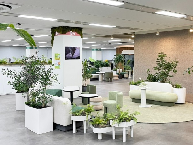 사무실 내 공기정화식물군 8종으로 꾸며진 '플랜테리어' 존 모습. 사진=카카오게임즈