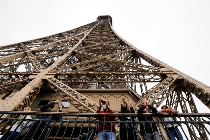 에펠탑에는 1만8038개의 철 부품이 사용됐다. 사진=로이터