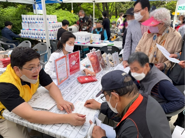 12일 인천광역시 미추홀구에 위치한 미추홀노인복지관에서 열린 ‘제15회 어르신 건강 엑스포’에서 아워홈이 건강 증진 프로그램을 진행했다. 사진=아워홈.