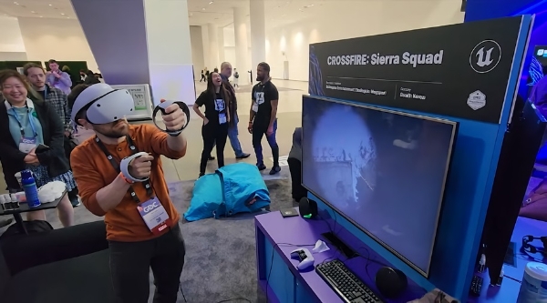 게임 개발자 콘퍼런스(GDC) 2023 에픽게임즈 부스에서 스마일게이트 '크로스파이어: 시에라 스쿼드'를 시연하고 있다. 사진=스마일게이트 공식 유튜브