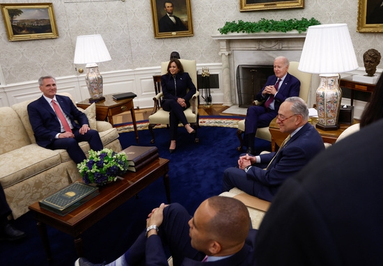 조 바이든 미국 대통령이 워싱턴 백악관에서 의회 지도자들과 부채 한도 회담을 갖고 있다. 사진=로이터