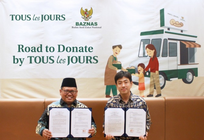 CJ푸드빌이 16일 인도네시아 기부기관 바즈나스(BAZNAS)와 빵 기부 협약을 체결했다. CJ푸드빌 정수원 인니 법인장과 바즈나스(BAZNAS) 아리핀 부청장이 기념촬영을 하고 있다. 사진=CJ푸드빌