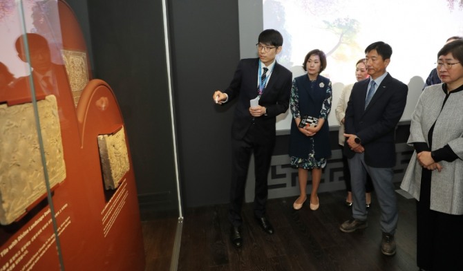 류진형(앞줄 오른쪽에서 두 번째) 인천국제공항공사 운영본부장과 각 기관 관계자들이 지난 16일 개막한 인천공항 박물관의 ‘2023 인천공항 박물관 특별기획전’을 관람하고 있다. 사진=인천공항공사 