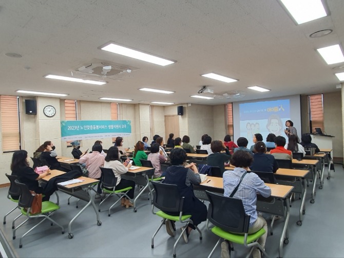 화순군(군수 구복규)은 지난 5월 12일부터 5월 26일까지 3회에 걸쳐서 매주 금요일 화순노인복지센터 독거노인생활지원사 80여 명을 대상으로 자살예방 생명지킴이 양성교육을 실시하고 있다고 15일 밝혔다. / 전남 화순군=제공