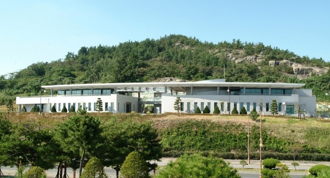 목포문학관은 문화체육관광부, 한국문학관협회가 후원하는 목포문학관이 매월 마지막주 목요일 옥상영화를 선보인다. / 전남 목포시=제공