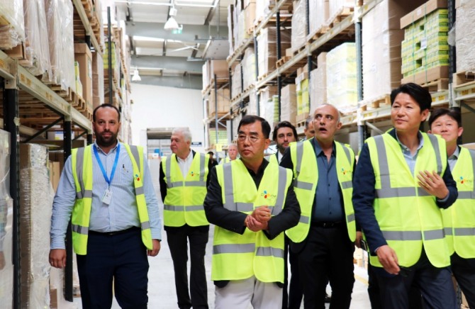 지난 11일(현지시간) 두바이 소재 CJ ICM 법인을 방문한 CJ대한통운 강신호 대표(가운데)가 현지 경영진들과 함께 물류센터를 둘러보고 있다. 사진=CJ대한통운