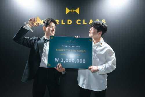 디아지오코리아가 지난 17일 서울 종로구 아름지기에서 진행된 ‘월드클래스 코리아 2023’ 파이널 대회에서 소코바 소속 김민홍 바텐더를 올해 최고의 바텐더로 선정했다. 우승을 차지한 김민홍 바텐더(사진 좌측)와 파인앤. 사진=디아지오코리아.