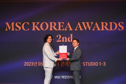 18일 서울시 여의도 콘래드 호텔에서 진행된 제2회 MSC 코리아 어워즈에서 박상진 동원산업 해양수산본부장(오른쪽)이 서종석 MSC 한국대표(왼쪽)로부터 올해의 기업상을 수상하고 있다. 사진=동원그룹.