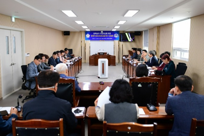 광산구의회 시민안전위원회(위원장 윤영일)가 12일 이용빈 국회의원을 초청해 ‘장록습지 수질개선을 위한 분류식 하수처리사업 촉구 간담회’를 개최했다. /광산구의회=제공