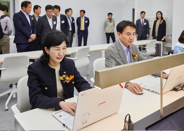 18일 강원도 평창군 대관령면에 위치한 삼양목장에서 열린 '삼양 워케이션 데이' 행사에 참석한 김정수 삼양식품 부회장(왼쪽)과 김진태 강원도지사(오른쪽)가 삼양목장 연수원에서 워케이션을 체험하고 있다. 사진=삼양식품.