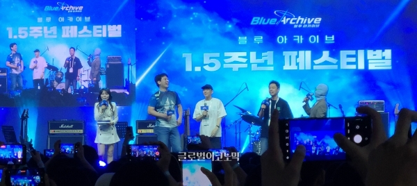 김용하 넥슨게임즈 '블루 아카이브' 총괄 프로듀서(왼쪽에서 세번째) 등 개발진이 블루 아카이브 1.5주년 페스티벌 무대에 올랐다. 사진=이원용 기자