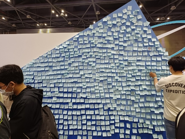 블루 아카이브 1주년 페스티벌 행사장 한켠에 마련된 포스트잇 존에 관람객들의 포스트잇이 빼곡이 들어찼다. 사진=이원용 기자