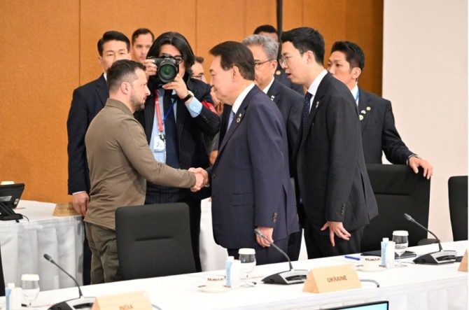 윤석열 대통령(오른쪽)과 젤렌스키 우크라이나 대통령이 G7 히로시마 정상회의에서 악수를 하고 있다. 사진=로이터