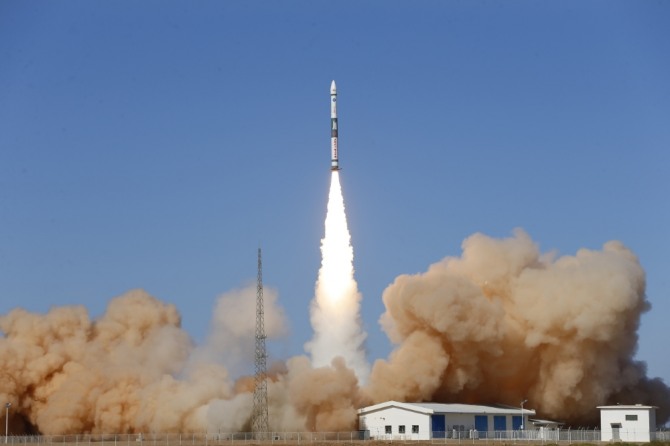 2020년 5월 12일 중국 북서부 지우취안 위성 발사 센터에서 콰이저우-1A(KZ-1A) 운반 로켓에 의해 싱윈-2 01과 02 위성 두 기가 발사되고 있다. 사진=신화/뉴시스