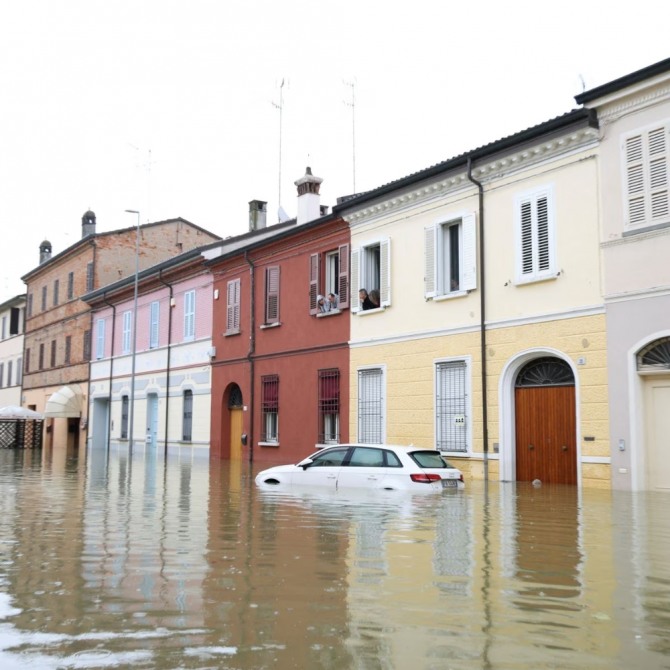 2주 전만 해도 가뭄으로 메말랐던 이탈리아 해안 지역에 폭우가 쏟아져 강물이 범람하고 14명이 사망했다. 사진=로이터