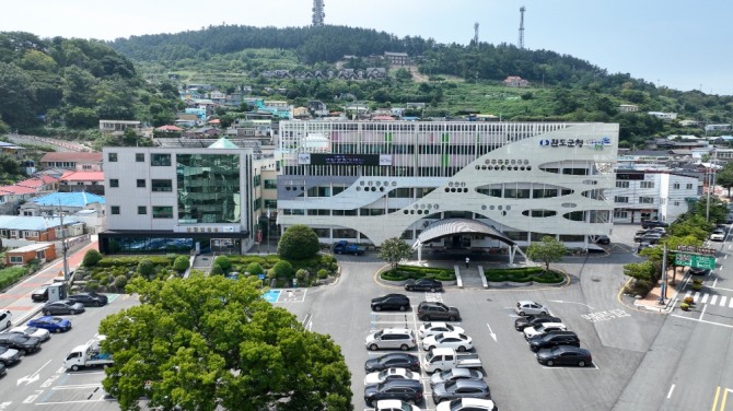 완도군(군수 신우철)은 최근 온라인 주문 등이 증가함에 따라 소상공인의 경쟁력을 제고하기 위해 디지털 기기 구입 및 디지털 운용 교육 등을 지원하는 ‘2023 디지털 소상공인 1만 양성 사업’을 추진한다. / 전남 완도군=제공