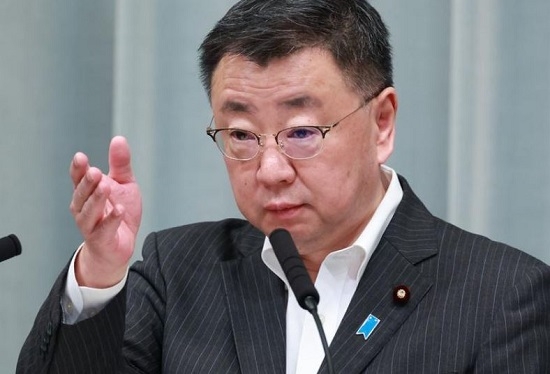 기자회견하는 마쓰노 히로카즈 일본관방장관. 사진=로이터