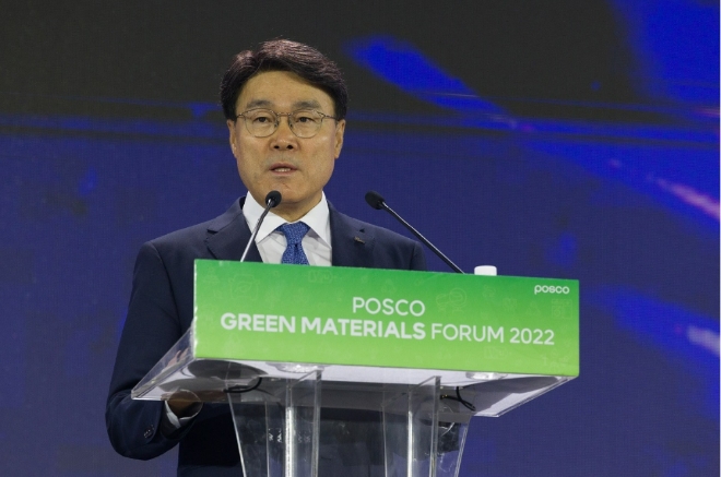 최정우 포스코그룹 회장이 지난해 11월 1일 인천 송도 컨벤시아에서 개최한 '친환경소재 포럼 2022'에서 기조연설을 하고 있다.사진=포스코그룹