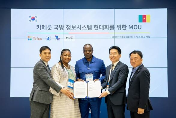 (왼쪽부터)최원호 PNCS 본부장, 라우드지 에드위지 지젤 LEG INVEST SARL 대표, 알리도우 벨로 카메룬 상공회의소 사무총장, 최백준 틸론 대표, 최용호 틸론 사장이 협약 체결 후 기념사진을 촬영하고 있다. 사진=틸론