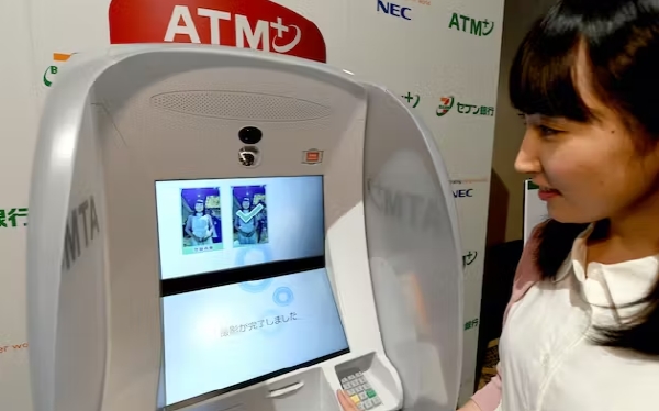 일본 편의점 세븐일레븐에 설치된 얼굴인식 ATM기. 사진=닛케이 캡처