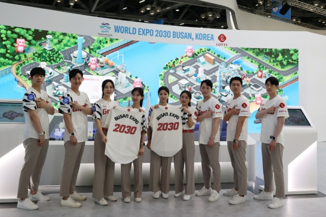 롯데그룹관 프로모터들은 '부산 엑스포 203'0이 새겨진 친환경 유니폼을 착용하고 2030 부산세계박람회 유치 홍보 활동을 펼칠 예정이다. 사진=롯데
