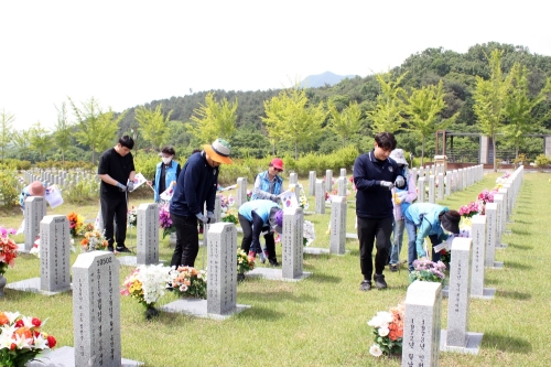 대전자생한방병원 임직원과 대전자생봉사단은 24일 국립대전현충원에서 묘역정화 봉사활동을 하고 있다. 사진=자생한방병원