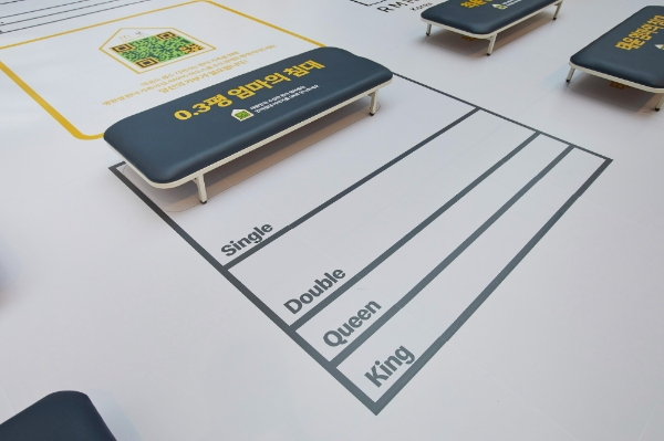 맥도날드는 전시 공간 가운데 간이침대를 매트리스 별 사이즈와 비교함으로써 관람객이 간병인의 고충을 쉽게 체감할 수 있게 꾸몄다. 사진=한국맥도날드.