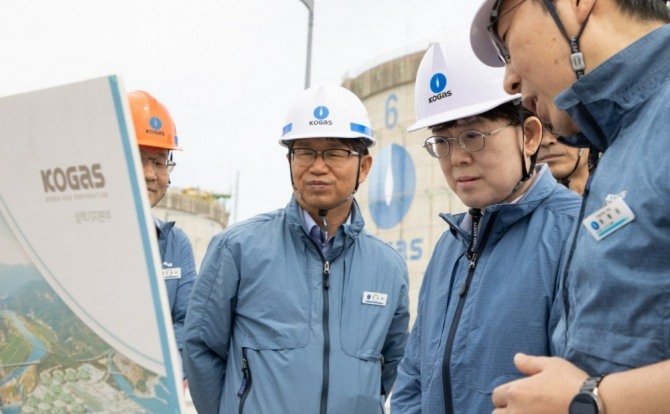 최연혜(오른쪽에서 두 번쨰) 가스공사 사장이 지난 24일 삼척 LNG 생산기지를 방문해 안전점검을 벌이고 있다. 사진=한국가스공사