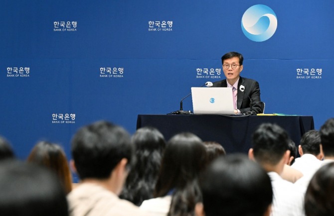 이창용 한국은행 총재가 지난달 25일 서울 중구 한국은행에서 열린 금융통화위원회를 마치고 기자간담회를 하고 있다. 사진=연합뉴스